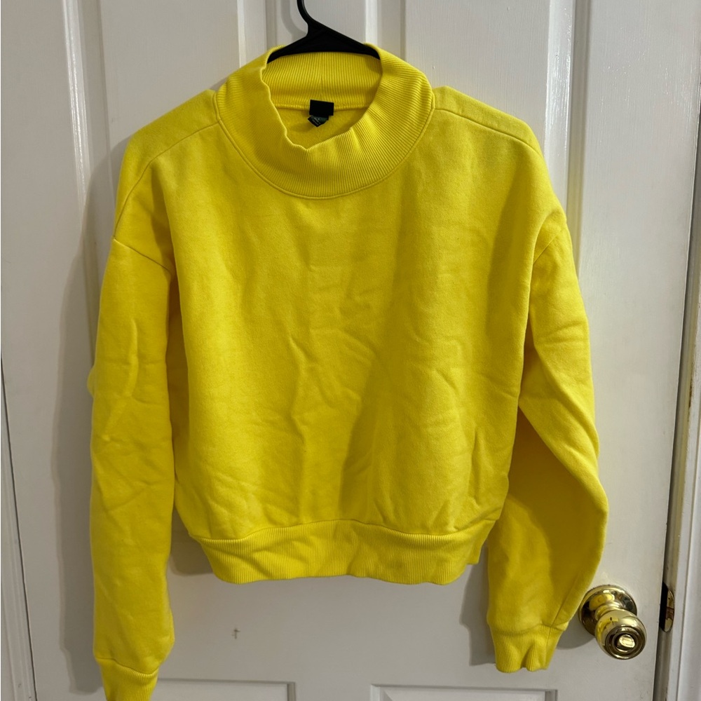 Women’s wild fable cropped sweater. Size large.